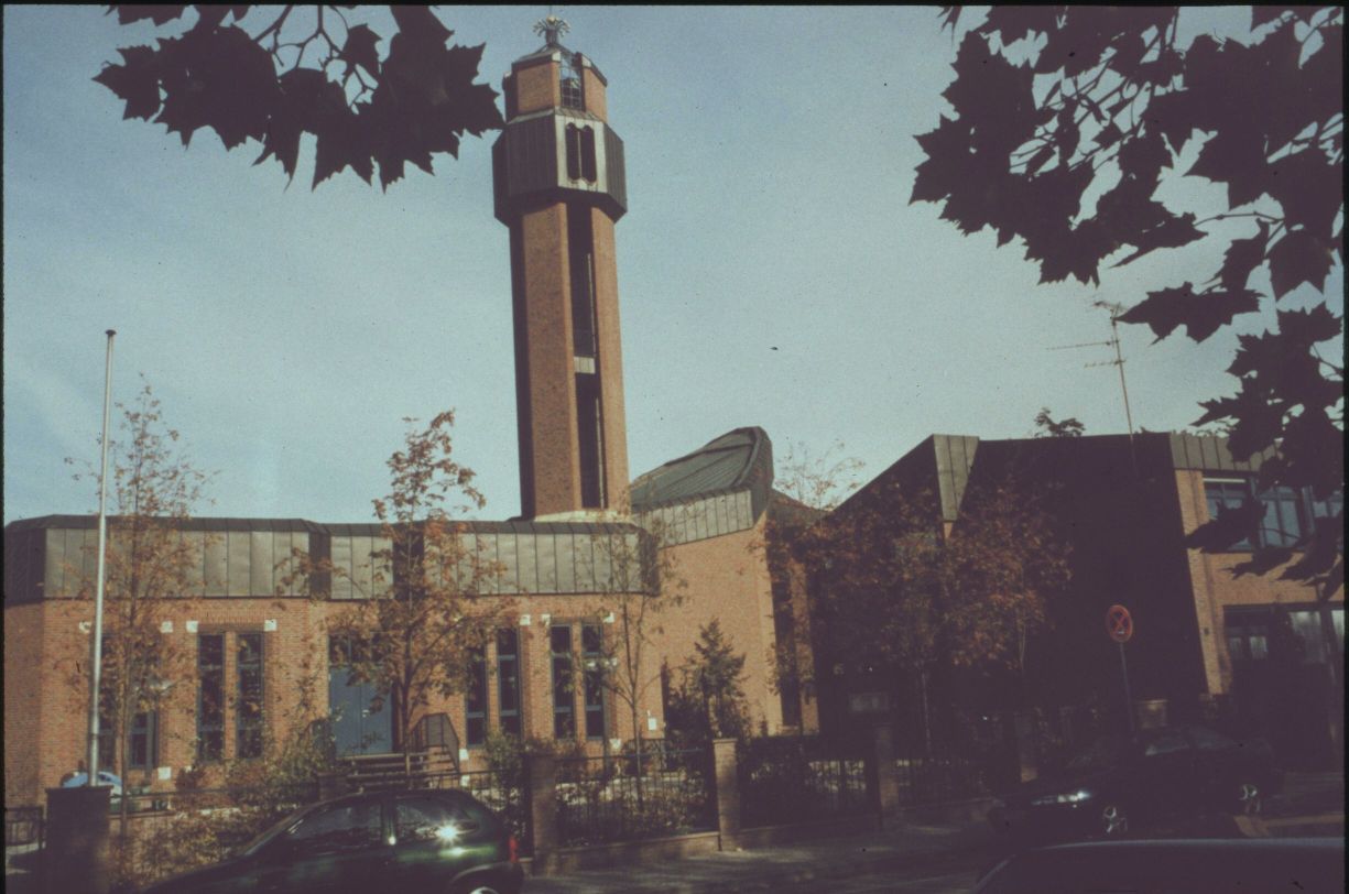 061_bahnstr_60_kath_kirche.JPG